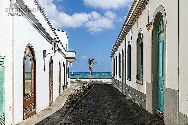 Charmante traditionelle Straße mit weiß getünchten Häusern und bunten Fenstern und Türen in Arrecife  Lanzarote  Kanarische Inseln  Spanien  Europa