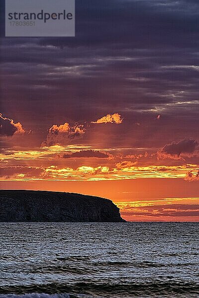 Silhouette der Insel Lilla Karlsö  Sonnenstrahlen hinter Wolken  dramatischer Abendhimmel  Sonnenuntergang  Djupvik  Westküste  Insel Gotland  Ostsee  Schweden  Europa