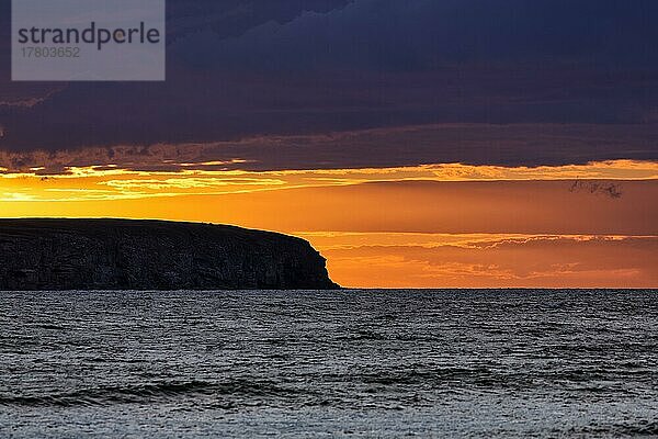 Silhouette der Insel Lilla Karlsö  dramatischer Abendhimmel  Sonnenuntergang  Djupvik  Westküste  Insel Gotland  Ostsee  Schweden  Europa