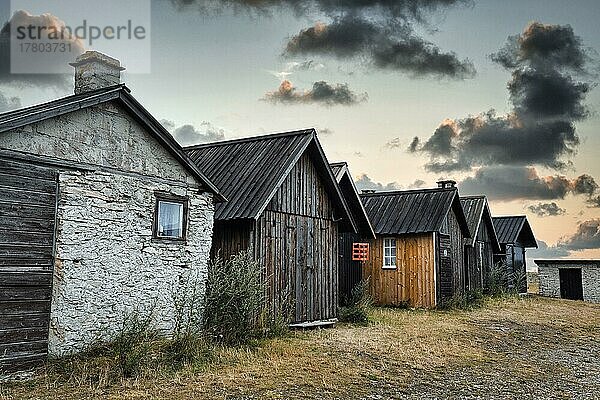 Alte Fischerhütten  traditionelle Fischerstelle  Fischerdorf  Helgumannen Fiskeläge  Abendhimmel  Insel Fårö  Farö  Gotland  Ostsee  Schweden  Europa