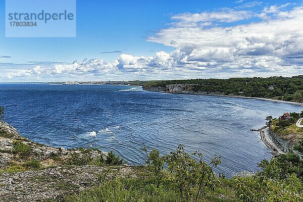 Blick von der Klippe auf Kliffküste Högklint und die Stadt  Visby  Westküste  Insel Gotland  Schweden  Europa