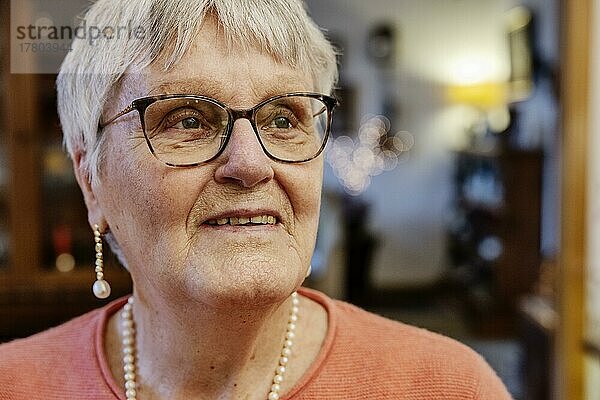 Portrait einer Seniorin mit Brille zuhause  Bocholt  Nordrhein-Westfalen  Deutschland  Europa
