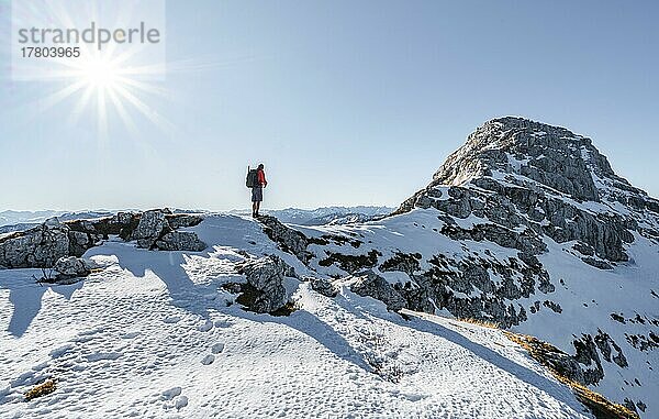 Bergsteiger am felsigen Gipfelgrat mit erstem Schnee im Herbst  Wanderweg zum Guffert  Sonnenstern  Brandenberger Alpen  Tirol  Österreich  Europa