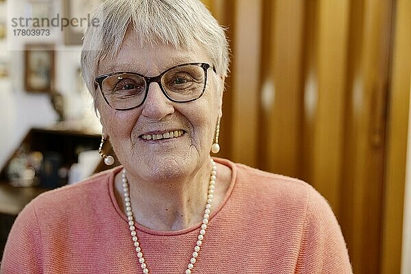 Seniorin mit Brille lacht in die Kamera  Portrait  Bocholt  Nordrhein-Westfalen  Deutschland  Europa
