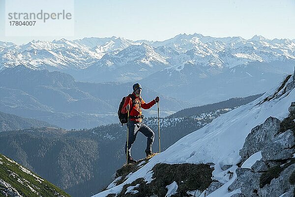 Bergsteiger am felsigen Gipfelgrat mit erstem Schnee im Herbst  Wanderweg zum Guffert  hinten Bergpanorama  Brandenberger Alpen  Tirol  Österreich  Europa