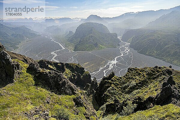 Berge mit Gletscher Mýrdalsjökull  Fluss Hvanná und Gletscherfluss Krossá in einem Bergtal  Gipfel Valahnúkur  wilde Natur  Isländisches Hochland  Þórsmörk  Suðurland  Island  Europa