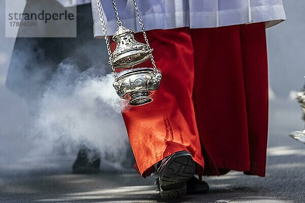 Weihrauch schwenkende Ministranten bei der Fronleichnamsprozession  Köln  Nordrhein-Westfalen  Deutschland  Europa