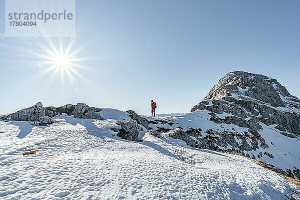 Bergsteiger am felsigen Gipfelgrat mit erstem Schnee im Herbst  Wanderweg zum Guffert  Sonnenstern  Brandenberger Alpen  Tirol  Österreich  Europa