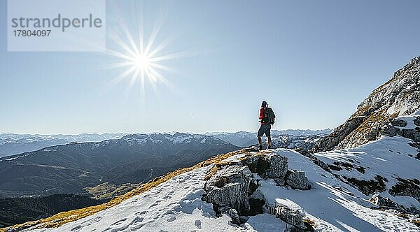 Bergsteiger am felsigen Gipfelgrat mit erstem Schnee im Herbst  Wanderweg zum Guffert  Sonnenstern  Brandenberger Alpen  Tirol  Österreich  Europa