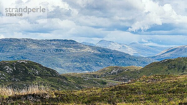 Berge über der Straße B869  Lairg  NC500  Sutherland  Schottland  UK