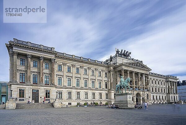 Rekonstruktion des Braunschweiger Schlosses  heute Einkaufszentrum Schloss-Arkaden  Reiterstandbild von Herzog Carl-Wilhelm Ferdinand (1735-1806)  Langzeitbelichtung  Braunschweig  Niedersachsen  Deutschland  Europa