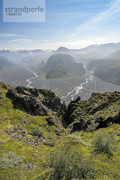 Berge mit Gletscher Mýrdalsjökull  Fluss Hvanná und Gletscherfluss Krossá in einem Bergtal  Gipfel Valahnúkur  wilde Natur  Isländisches Hochland  Þórsmörk  Suðurland  Island  Europa