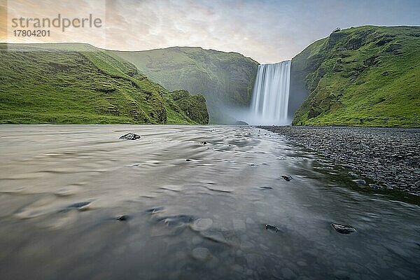 Langzeitbelichtung  Fluss Skógá  Wasserfall Skógafoss  stimmungsvoller Sonnenuntergang  Südisland  Island  Europa
