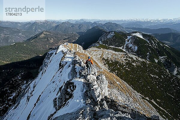 Bergsteiger am Gipfelgrat mit erstem Schnee im Herbst  Wanderweg zum Guffert  Ausblick auf Bergpanorama  Brandenberger Alpen  Tirol  Österreich  Europa