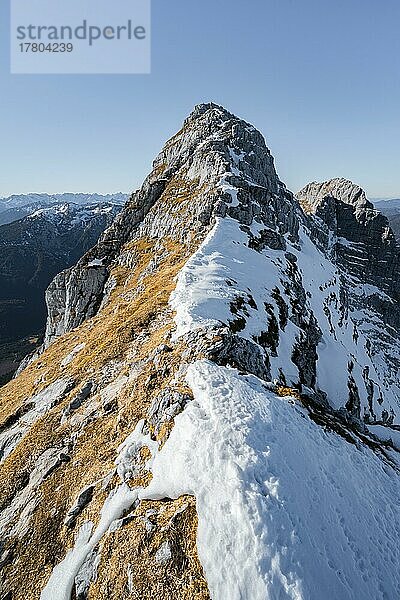 Gipfelgrat mit erstem Schnee im Herbst  Wanderweg zum Guffert  Brandenberger Alpen  Tirol  Österreich  Europa