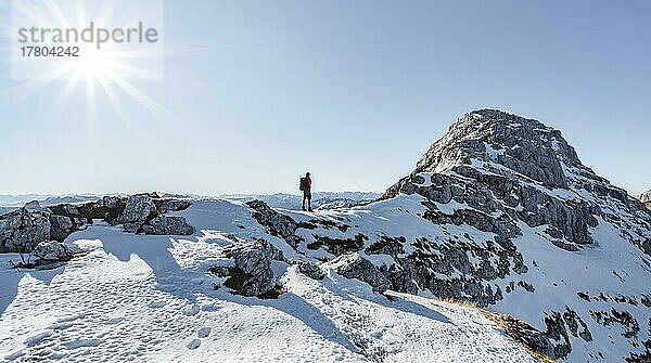 Bergsteiger am felsigen Gipfelgrat mit erstem Schnee im Herbst  Wanderweg zum Guffert  Sonnenstern  Brandenberger Alpen  Tirol  Österreich  Europa