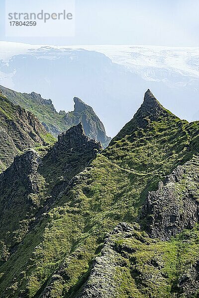 Spitzige grüne Berggipfel am Bergkamm des Tindfjöll  hinten Gletscher Mýrdalsjökull  wilde Natur  Isländisches Hochland  Þórsmörk  Suðurland  Island  Europa