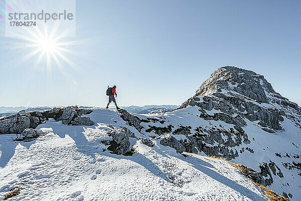 Bergsteiger am felsigen Gipfelgrat mit erstem Schnee im Herbst  Wanderweg zum Guffert  Sonnenstern  Brandenberger Alpen  Tirol  Österreich  Europa