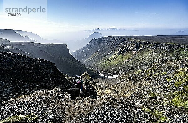 Wanderin am Wanderweg Fimmvörðuháls  Blick in Schlucht aus Vulkanstein  Heljarkambur  Þórsmörk Nature Reserve  Suðurland  Island  Europa