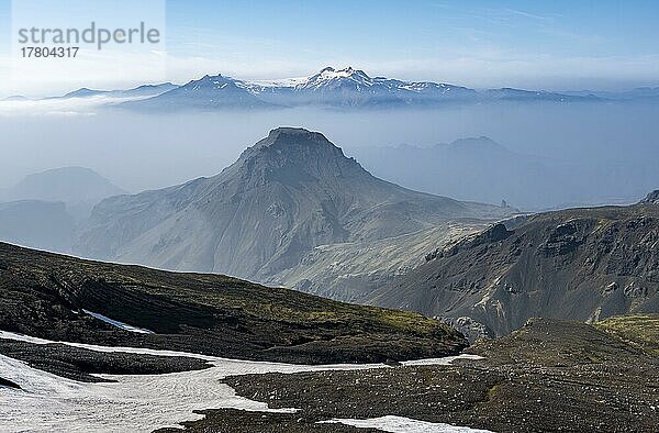 Ausblick auf Berggipfel zwischen Nebel  Gipfel Útigónguhöfdi  hinten Gipfel Ymir und Ásgrindur mit Gletscher Tindfjallajökull  Wanderweg Fimmvörðuháls  Heljarkambur  Þórsmörk Nature Reserve  Suðurland  Island  Europa