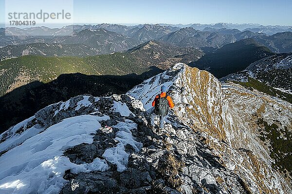 Bergsteiger am Gipfelgrat mit erstem Schnee im Herbst  Wanderweg zum Guffert  Ausblick auf Bergpanorama  Brandenberger Alpen  Tirol  Österreich  Europa