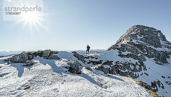 Bergsteiger am felsigen Gipfelgrat mit erstem Schnee im Herbst  Wanderweg zum Guffert  Sonnenstern  Brandenberger Alpen  Tirol  Österreich  Europa