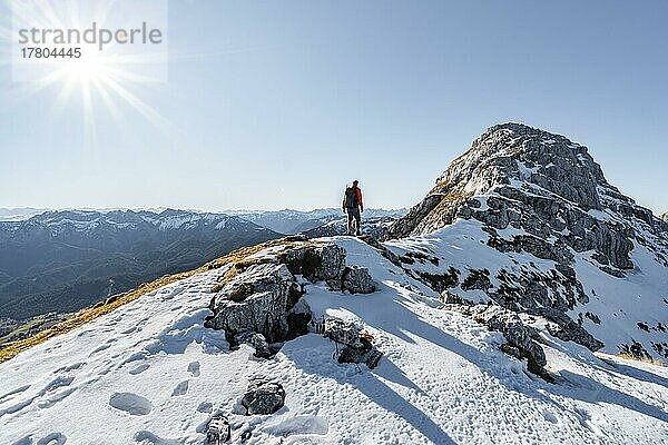 Bergsteiger am felsigen Gipfelgrat mit erstem Schnee im Herbst  Wanderweg zum Guffert  Sonnenstern  Brandenberger Alpen  Tirol  Österreich  Europa