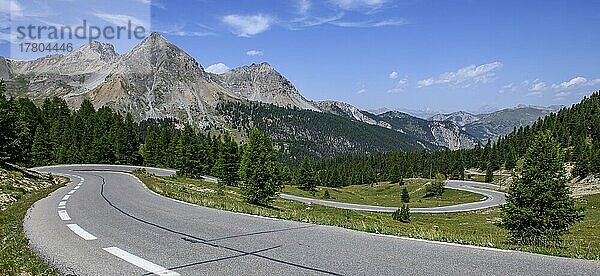 Panoramablick auf kurvige Alpenstraße Bergstraße vor Col de l Izoard  Cottische Alpen  Route des Grandes Alpes  Département Hautes-Alpes  Frankreich  Europa