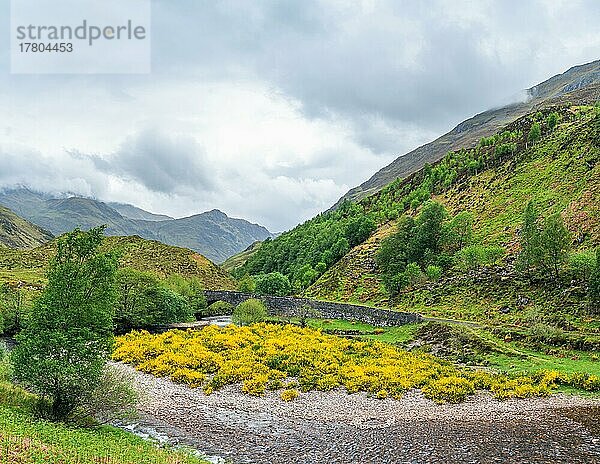 Berge über der Straße A87  NC500  Highland  Schottland  UK