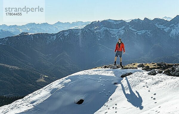 Bergsteiger vor verschneiten Bergen des Rofan  Wanderweg zum Guffert mit erstem Schnee  im Herbst  Brandenberger Alpen  Tirol  Österreich  Europa
