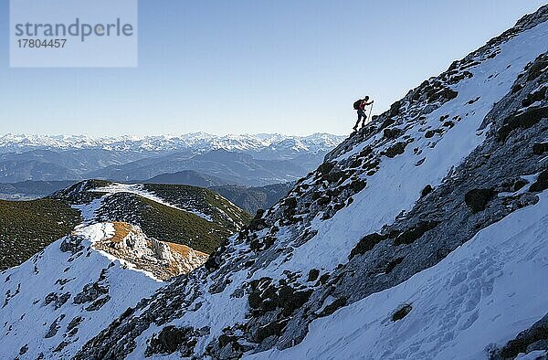 Bergsteiger am felsigen Gipfelgrat mit erstem Schnee im Herbst  Wanderweg zum Guffert  hinten Bergpanorama  Brandenberger Alpen  Tirol  Österreich  Europa