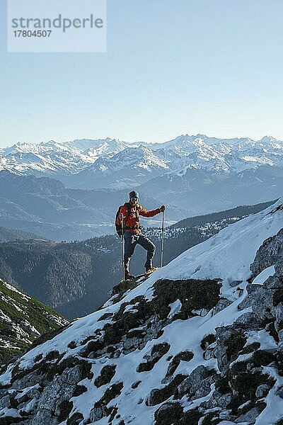 Bergsteiger am felsigen Gipfelgrat mit erstem Schnee im Herbst  Wanderweg zum Guffert  hinten Bergpanorama  Brandenberger Alpen  Tirol  Österreich  Europa