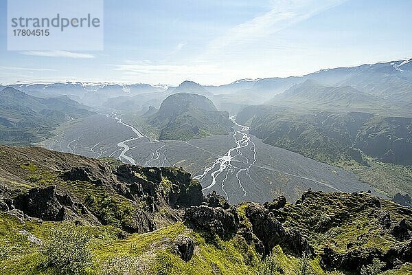 Berge mit Gletscher Mýrdalsjökull  Fluss Hvanná und Gletscherfluss Krossá in einem Bergtal  Gipfel Valahnúkur  wilde Natur  Isländisches Hochland  Þórsmörk  Suðurland  Island  Europa