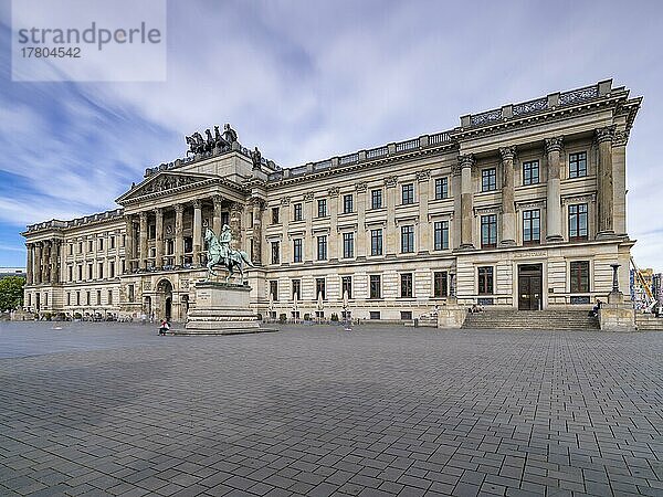 Rekonstruktion des Braunschweiger Schlosses  heute Einkaufszentrum Schloss-Arkaden  Reiterstandbild von Herzog Friedrich Wilhelm (1771-1815)  Langzeitbelichtung  Braunschweig  Niedersachsen  Deutschland  Europa