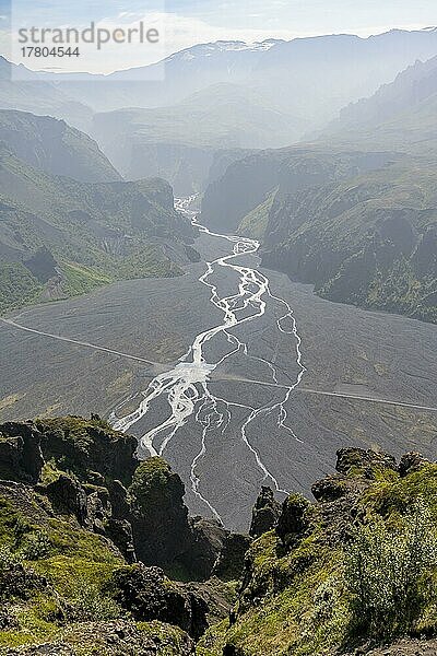 Berge und Fluss Hvanná in einem Bergtal  Ausblick vom Gipfel Valahnúkur  wilde Natur  Isländisches Hochland  Þórsmörk  Suðurland  Island  Europa