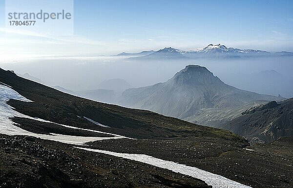 Ausblick auf Berggipfel zwischen Nebel  Gipfel Útigónguhöfdi  hinten Gipfel Ymir und Ásgrindur mit Gletscher Tindfjallajökull  Wanderweg Fimmvörðuháls  Heljarkambur  Þórsmörk Nature Reserve  Suðurland  Island  Europa