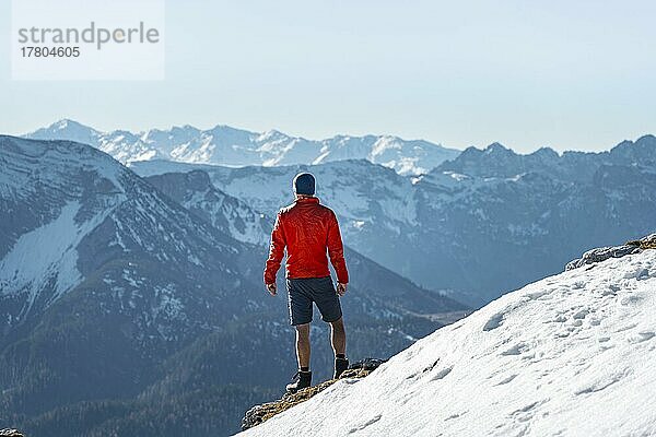 Bergsteiger vor verschneiten Bergen  Wanderweg zum Guffert mit erstem Schnee  im Herbst  Brandenberger Alpen  Tirol  Österreich  Europa