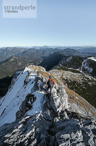 Bergsteiger am Gipfelgrat mit erstem Schnee im Herbst  Wanderweg zum Guffert  Ausblick auf Bergpanorama  Brandenberger Alpen  Tirol  Österreich  Europa