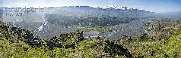 Panorama  Berge mit Gletscher Mýrdalsjökull und Gletscher Eyjafjallajökull  Fluss Hvanná und Gletscherfluss Krossá in einem Bergtal  Gipfel Valahnúkur  wilde Natur  Isländisches Hochland  Þórsmörk  Suðurland  Island  Europa