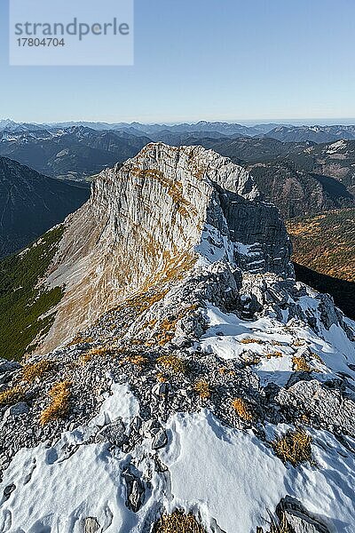 Gipfelgrat mit erstem Schnee im Herbst  Gipfel des Guffert  Ausblick auf Bergpanorama  Brandenberger Alpen  Tirol  Österreich  Europa