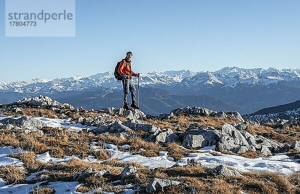 Bergsteiger vor Bergpanorama  Wanderweg am Guffertstein  hinten Alpenhauptkamm mit Großvenediger  im Herbst  Brandenberger Alpen  Tirol  Österreich  Europa