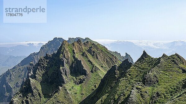 Spitzige grüne Berggipfel am Bergkamm des Tindfjöll  hinten Gletscher Mýrdalsjökull  wilde Natur  Isländisches Hochland  Þórsmörk  Suðurland  Island  Europa