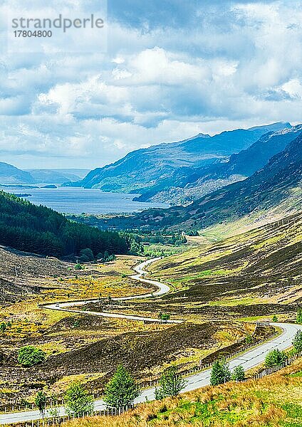 Loch Maree und Tal vom Aussichtspunkt Glen Docherty  A832  NC500  Highland  Schottland  UK