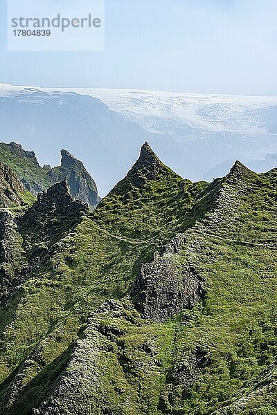 Spitzige grüne Berggipfel am Bergkamm des Tindfjöll  hinten Gletscher Mýrdalsjökull  wilde Natur  Isländisches Hochland  Þórsmörk  Suðurland  Island  Europa