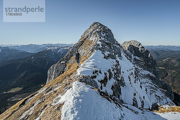 Bergsteiger am Gipfelgrat mit erstem Schnee im Herbst  Wanderweg zum Guffert  Brandenberger Alpen  Tirol  Österreich  Europa