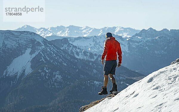 Bergsteiger vor verschneiten Bergen  Wanderweg zum Guffert mit erstem Schnee  im Herbst  Brandenberger Alpen  Tirol  Österreich  Europa