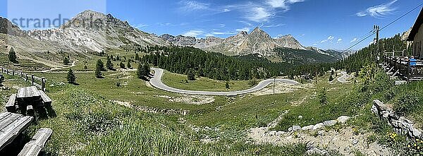 Blick auf kurvige Alpenstraße Bergstraße vor Col de l Izoard  rechts Terrasse von historisches Gasthaus Refuge Napolon  Col de l Izoard  Cottische Alpen  Route des Grandes Alpes  Département Hautes-Alpes  Frankreich  Europa