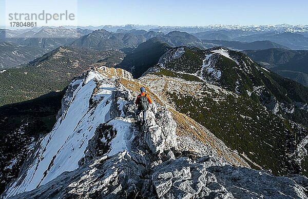 Bergsteiger am Gipfelgrat mit erstem Schnee im Herbst  Wanderweg zum Guffert  Ausblick auf Bergpanorama  Brandenberger Alpen  Tirol  Österreich  Europa