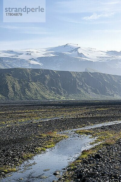 Fluss Krossá  hinten Berge mit Gletscher Eyjafjallajökull  Isländisches Hochland  Þórsmörk  Suðurland  Island  Europa