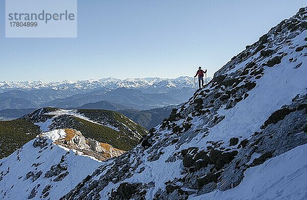 Bergsteiger am felsigen Gipfelgrat mit erstem Schnee im Herbst  Wanderweg zum Guffert  hinten Bergpanorama  Brandenberger Alpen  Tirol  Österreich  Europa
